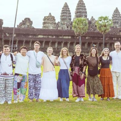 カンボジアでアンコールワットを訪れた多国籍なボランティアたち カンボジアでアンコールワットを訪れた多国籍なボランティアたち